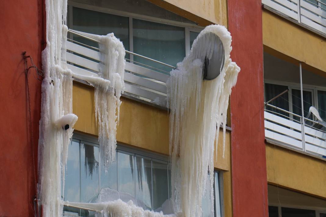 Hasarlı binayı görenler cep telefonlarına sarıldı! Hayrete düşüren manzaranın nedeni daha sonra anlaşıldı 12
